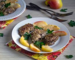 Куриная печень с яблоками