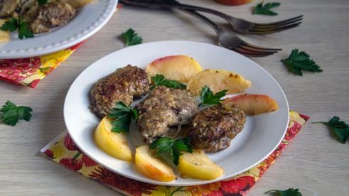 куриная печень с яблоками