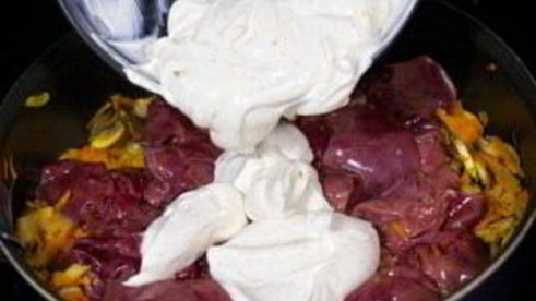 куриная печень со сметаной