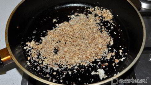 куриная печень в орехово-сметанном соусе