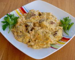 Куриная печень в сметанном соусе