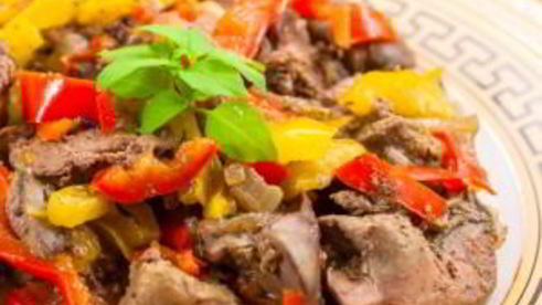 куриная печень, жаренная с луком и болгарским перцем