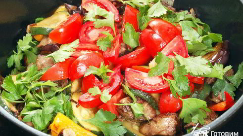 куриная печенка с овощами