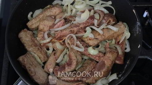 печень говяжья, тушеная в сметане