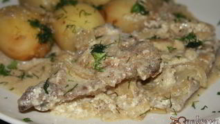 Печень Нежность в сметанно-луковом соусе