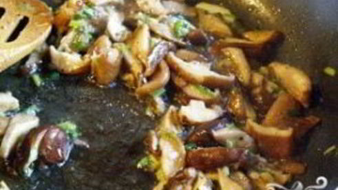 печень по-строгановски с грибами