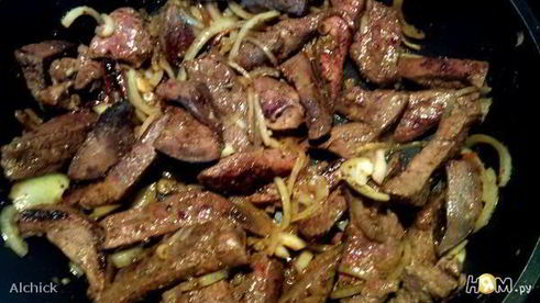 печень с морковью и солеными огурцами