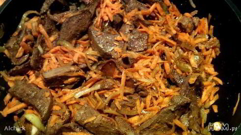 печень с морковью и солеными огурцами