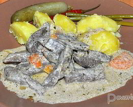 Тушеная свиная печень в сметане