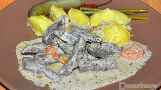 Тушеная свиная печень в сметане