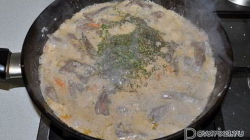 тушеная свиная печень в сметане