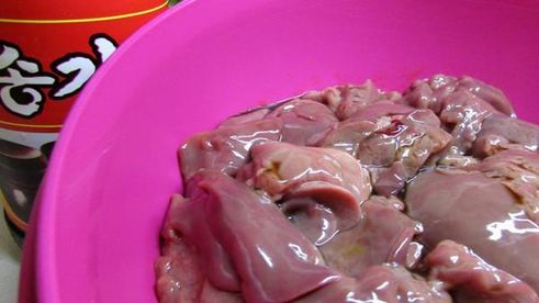 жареная куриная печень с луком