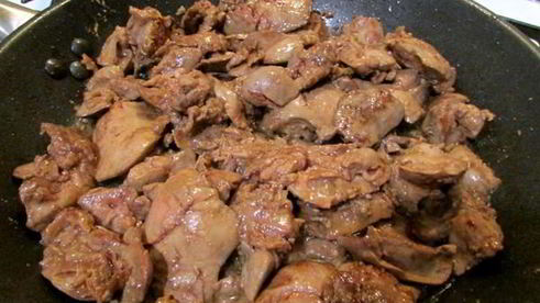 жареная куриная печень с луком