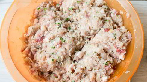 домашние пельмени с курицей и копченой грудинкой