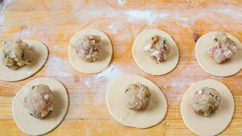 домашние пельмени с курицей и копченой грудинкой
