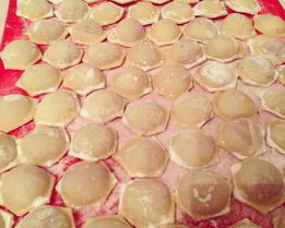 Пельмени с луком и чесноком