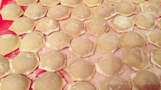 Пельмени с луком и чесноком