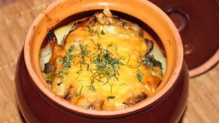 Пельмени, запеченные в горшочке