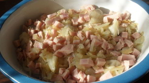 пельмени, запеченные в сметане с ветчиной и сыром