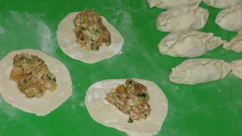 яки гедза — японские жареные пельмени