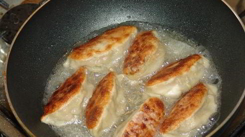 яки гедза — японские жареные пельмени