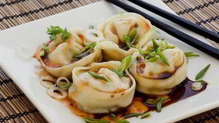 Японские пельмени с креветками, каштанами и шпинатом