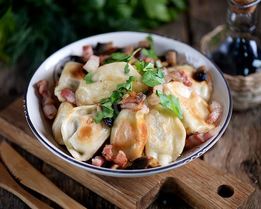 Жареные пельмени с луком на сковороде