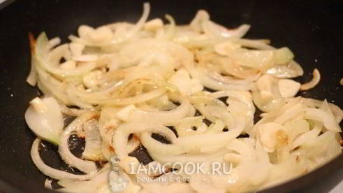 жареные пельмени с яйцом