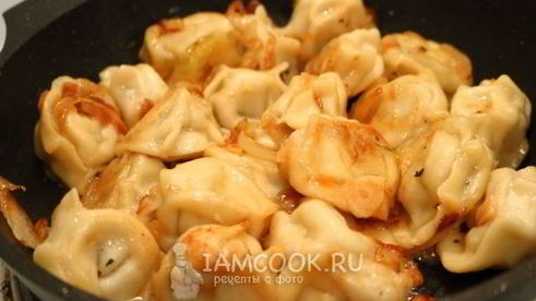 жареные пельмени с яйцом