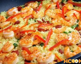 Паэлья с креветками и чоризо