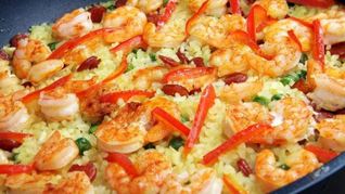 Паэлья с креветками и чоризо