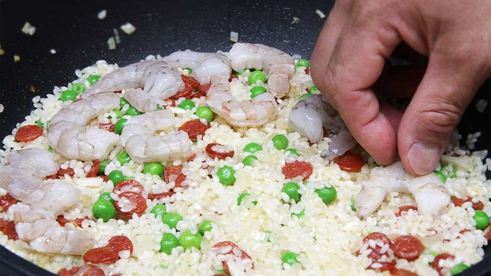 паэлья с креветками и чоризо