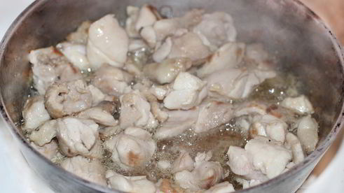 пилав с курицей, булгуром и изюмом