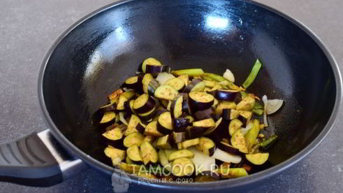 плов из булгура с баклажанами