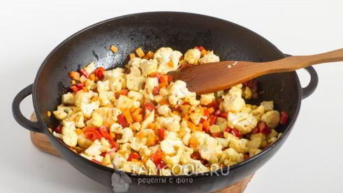 плов из булгура с цветной капустой и перцем