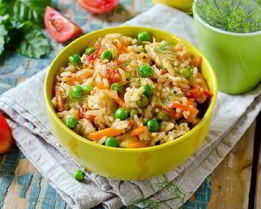 Плов с томатами и с зеленым горошком