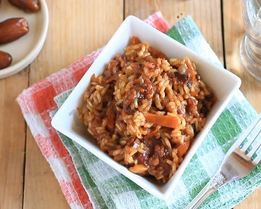 Сладкий плов из коричневого бурого риса с финиками и орехами