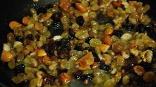 Сладкий плов с сухофруктами и орехами