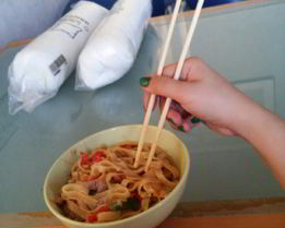 Пшеничная лапша с курицей в соево-медовом соусе