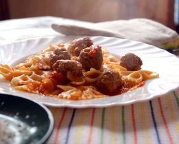 Фарфалле с рагу из фрикаделек