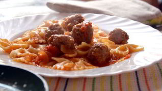 Фарфалле с рагу из фрикаделек