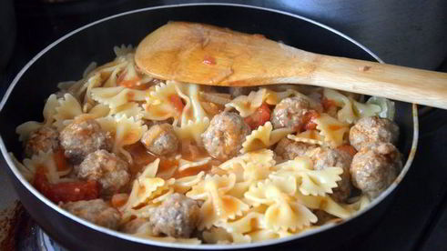 фарфалле с рагу из фрикаделек