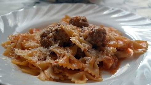 фарфалле с рагу из фрикаделек