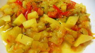 Летнее овощное рагу с картофелем в мультиварке