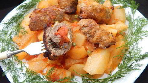 мясные рулетики с овощным рагу