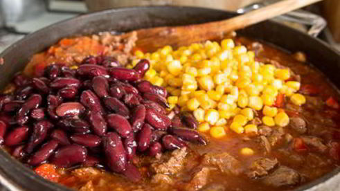 острое мясное рагу с фасолью и кукурузой