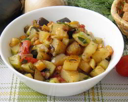 Овощное рагу с кабачками, баклажанами и картофелем