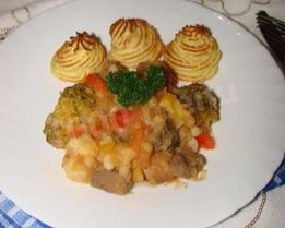 Овощное рагу со свининой под картофельно-томатным соусом