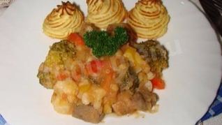 Овощное рагу со свининой под картофельно-томатным соусом