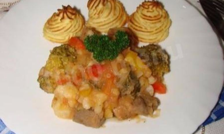 Рецепт овощного рагу со свининой под картофельно-томатным соусом